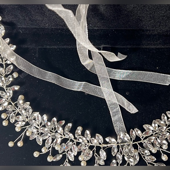 WHITE BY VERA WANG HEADPIECE. Crystal, wire, and satin ribbon. - Picture 2 of 4